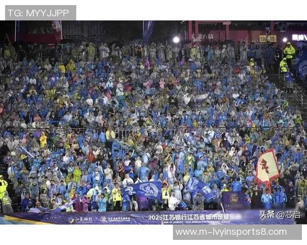 足球记者揭秘赛场背后的故事与球员心声，带你走进足球世界的真实一面